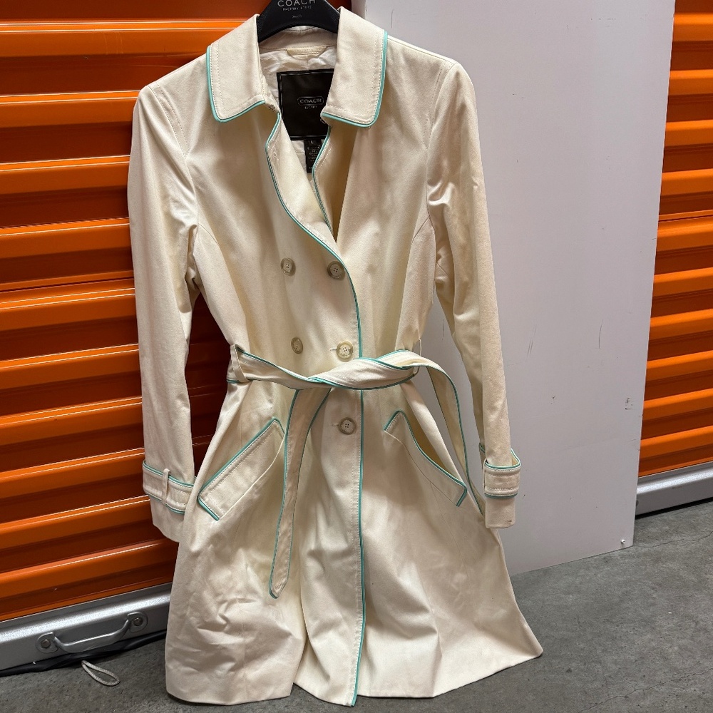 Coach - Double-Breasted White Trench Coat with Turquoise Piping and Tie Belt